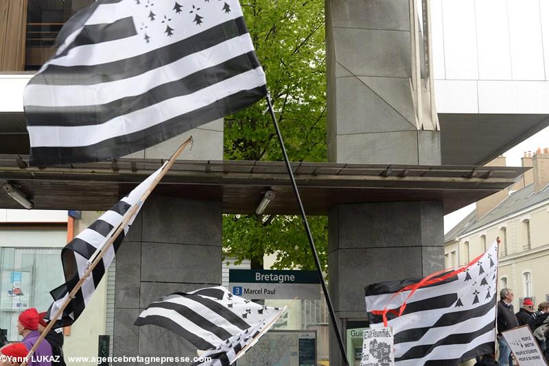 Nantes, 19 avril 2014, manifestation. Ligne de tramway N°3, station "Bretagne", au pied de la tour du même nom. Point de départ et d'arrivée du tracé de la manifestation. Nantes, 19 avril 2014, manifestation. Ligne de tramway N°3, station "Bretagne", au pied de la tour du même nom. Point de départ et d'arrivée du tracé de la manifestation.