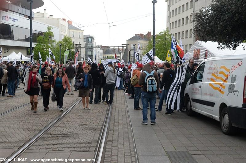 Nantes, 19 avril 2014, manifestation. Passants et manifestants. Camionnette 