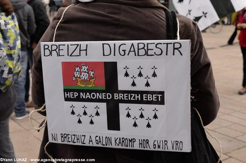 Nantes, 19 avril 2014, manifestation. Pancarte: "Breizh digabestr" - Bretagne libre. "Hep Naoned, Breizh ebet" - sans Nantes, pas de Bretagne. "Ni Breizhiz a galon karomp hon gwir vro": première phrase du "Bro-Goz ma zadou", hymne breton très inspiré de l'hymne gallois. Tous deux se chantent sur la même mélodie galloise. Nantes, 19 avril 2014, manifestation. Pancarte: "Breizh digabestr" - Bretagne libre. "Hep Naoned, Breizh ebet" - sans Nantes, pas de Bretagne. "Ni Breizhiz a galon karomp hon gwir vro": première phrase du "Bro-Goz ma zadou", hymne breton très inspiré de l'hymne gallois. Tous deux se chantent sur la même mélodie galloise.