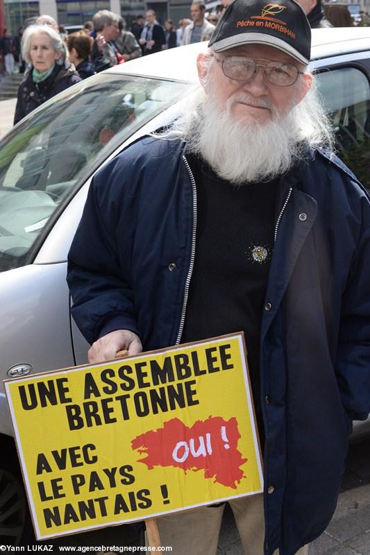 Nantes, 19 avril 2014, manifestation. Pancarte "Oui à une assemblée bretonne avec le pays Nantais", affichée avec une belle sérénité! Pour plus d'explication, voir les propositions en cours. Nantes, 19 avril 2014, manifestation. Pancarte "Oui à une assemblée bretonne avec le pays Nantais", affichée avec une belle sérénité! Pour plus d'explication, voir les propositions en cours.
