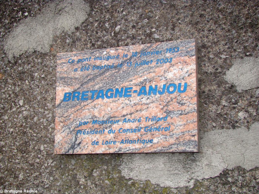 Ancenis. Le pont <i>Bretagne-Anjou</i>, inauguré en 1953, plaque côté Ancenis apposée en 2003.
