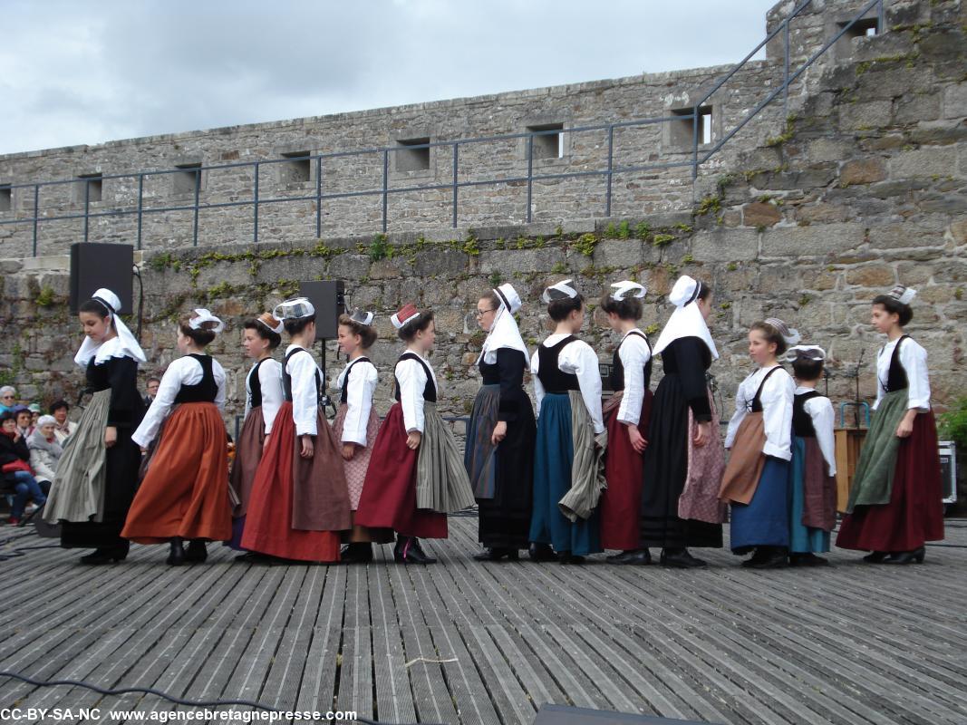 Les enfants du Cercle Celtique Ar Rouedoù Glas de Concarneau