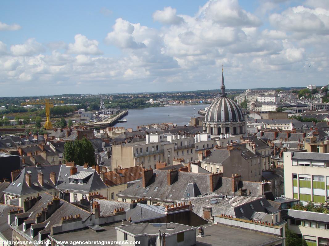 Tour Dobrée à Nantes. Vue sur la Loire, les grues Titan et le dôme de l'église Notre-Dame de Bon Port. Tour Dobrée à Nantes. Vue sur la Loire, les grues Titan et le dôme de l'église Notre-Dame de Bon Port.