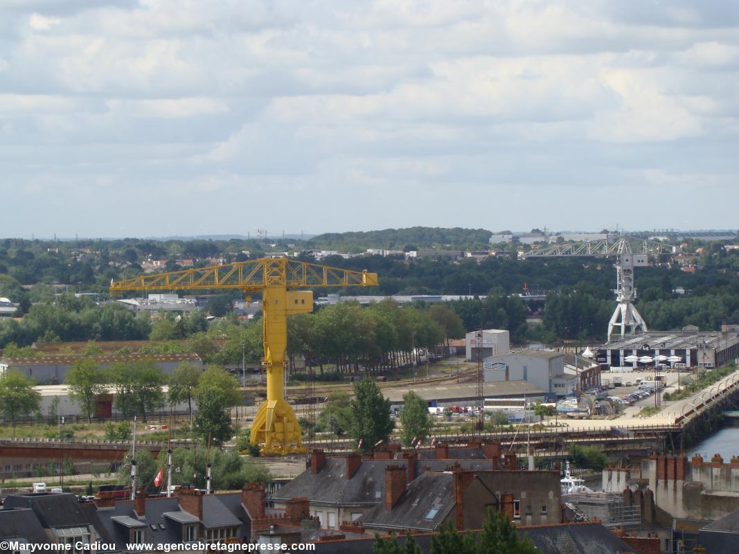 Tour Dobrée à Nantes. Outre les grues Titan : à g. le Manège des mondes marins du côté des Machines de l'Île. Tour Dobrée à Nantes. Outre les grues Titan : à g. le Manège des mondes marins du côté des Machines de l'Île.