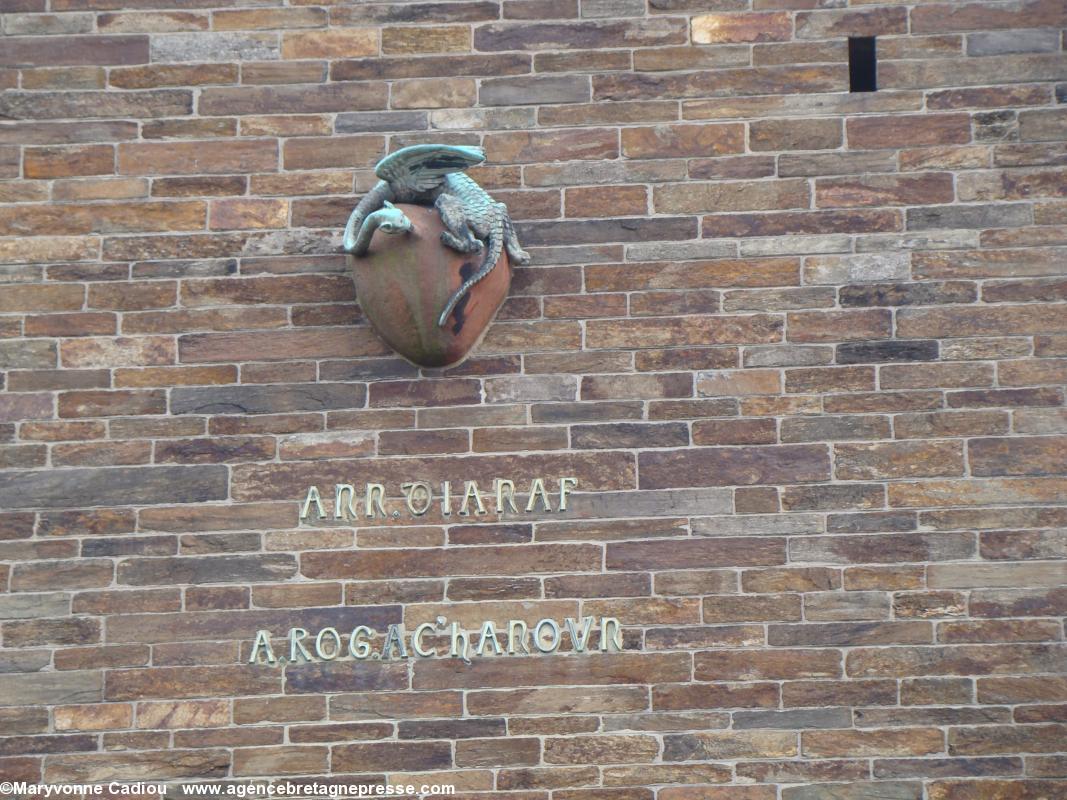 Musée Dobrée. Sur la tour côté sud Thomas Dobrée a fait installer ce motif avec une inscription en vieux breton et en caractères celtiques <i>Ann dianaf a rog ac'hanoun</i> : L'Inconnu (textuellement le sans-nom) me dévore. Musée Dobrée. Sur la tour côté sud Thomas Dobrée a fait installer ce motif avec une inscription en vieux breton et en caractères celtiques <i>Ann dianaf a rog ac'hanoun</i> : L'Inconnu (textuellement le sans-nom) me dévore.