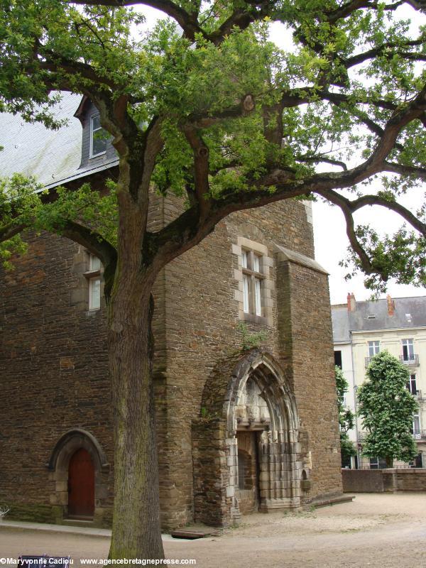 Musée Dobrée. Manoir de La Touche. Façade ouest avant la démolition du porche. Musée Dobrée. Manoir de La Touche. Façade ouest avant la démolition du porche.