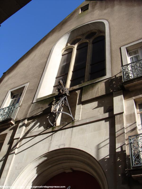 Le Cinématographe. En façade la forme d'un vitrail.