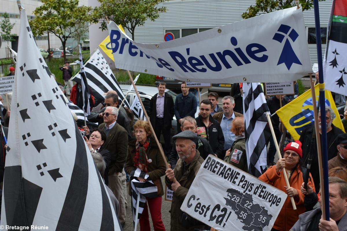 Rassemblement devant l'hôtel de Région des Pays de la Loire le 13 mai 2014 à Nantes. Rassemblement devant l'hôtel de Région des Pays de la Loire le 13 mai 2014 à Nantes.