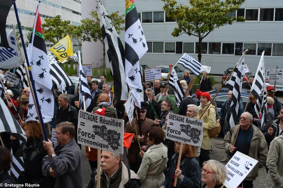 Rassemblement devant l'hôtel de Région des Pays de la Loire le 13 mai 2014 à Nantes. Rassemblement devant l'hôtel de Région des Pays de la Loire le 13 mai 2014 à Nantes.