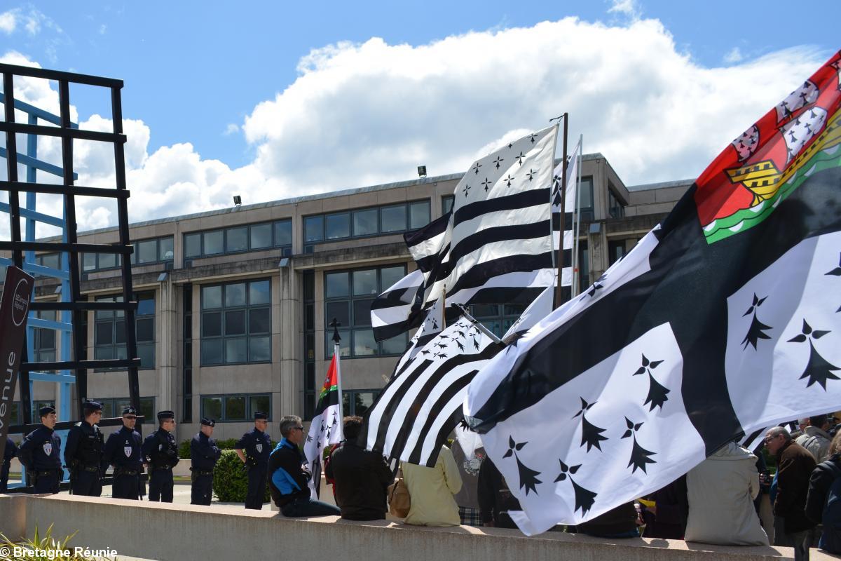 Rassemblement devant l'hôtel de Région des Pays de la Loire le 13 mai 2014 à Nantes. La police, peu nombreuse, est discrète et détendue. Les manifestants aussi du coup. Rassemblement devant l'hôtel de Région des Pays de la Loire le 13 mai 2014 à Nantes. La police, peu nombreuse, est discrète et détendue. Les manifestants aussi du coup.