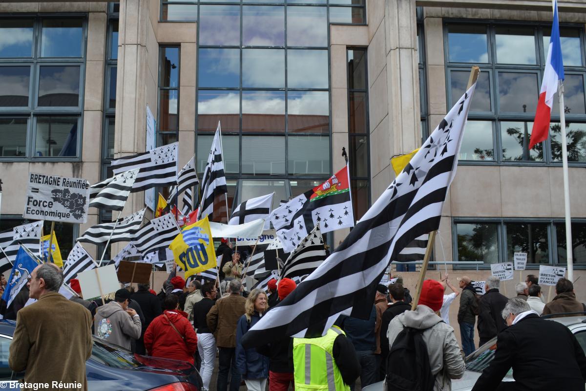 Rassemblement devant l'hôtel de Région des Pays de la Loire le 13 mai 2014 à Nantes.