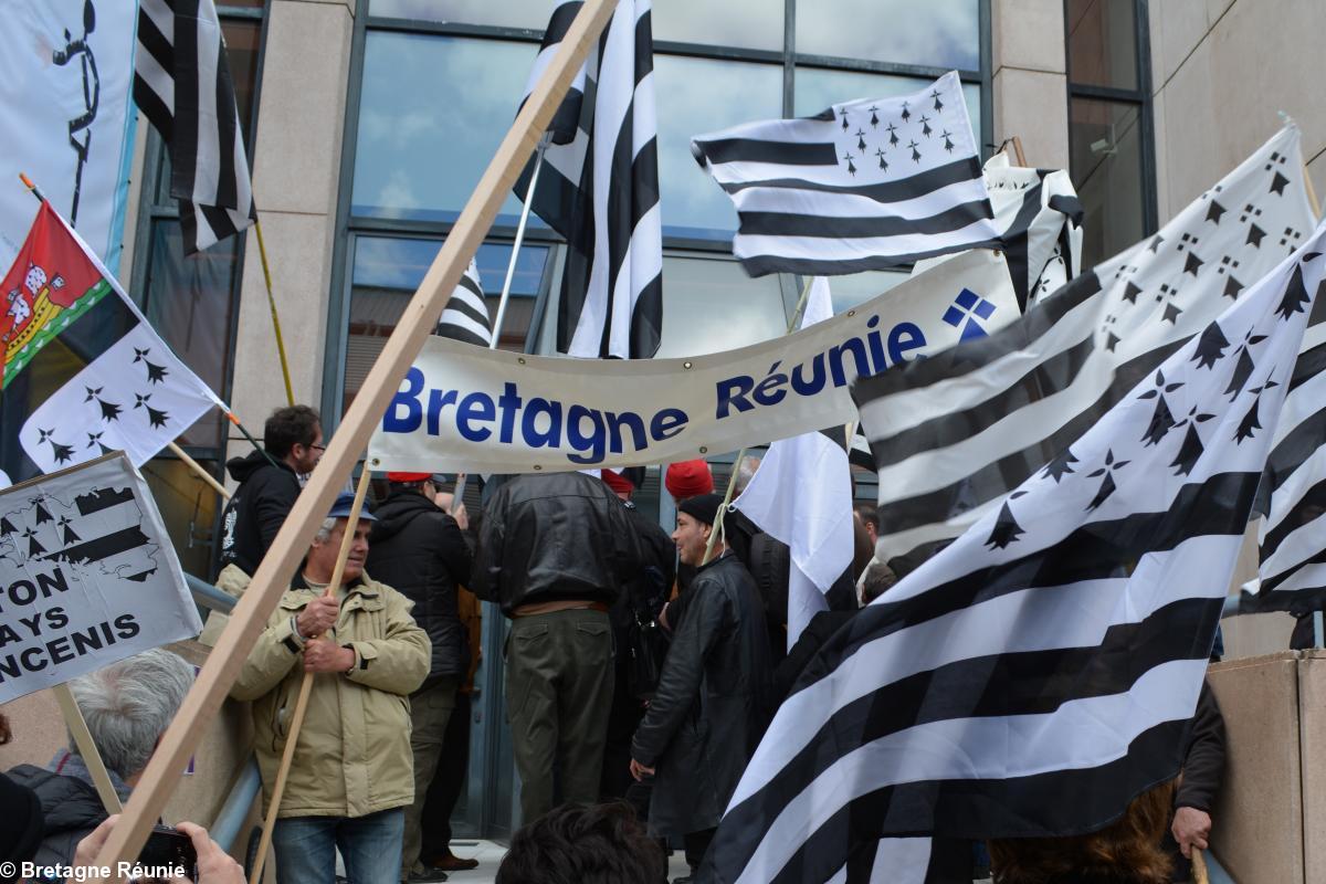 Rassemblement devant l'hôtel de Région des Pays de la Loire le 13 mai 2014 à Nantes.