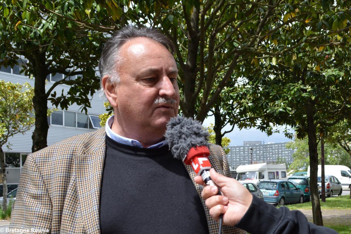 Rassemblement devant l'hôtel de Région des Pays de la Loire le 13 mai 2014 à Nantes. Jean-François Le Bihan, président de <i>Bretagne Réunie</i> en interview. Rassemblement devant l'hôtel de Région des Pays de la Loire le 13 mai 2014 à Nantes. Jean-François Le Bihan, président de <i>Bretagne Réunie</i> en interview.