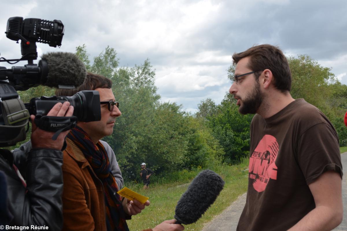 Rassemblement devant l'hôtel de Région des Pays de la Loire le 13 mai 2014 à Nantes. Jonathan Guillaume, porte-parole de <i>44=Breizh</i> en interview. Rassemblement devant l'hôtel de Région des Pays de la Loire le 13 mai 2014 à Nantes. Jonathan Guillaume, porte-parole de <i>44=Breizh</i> en interview.