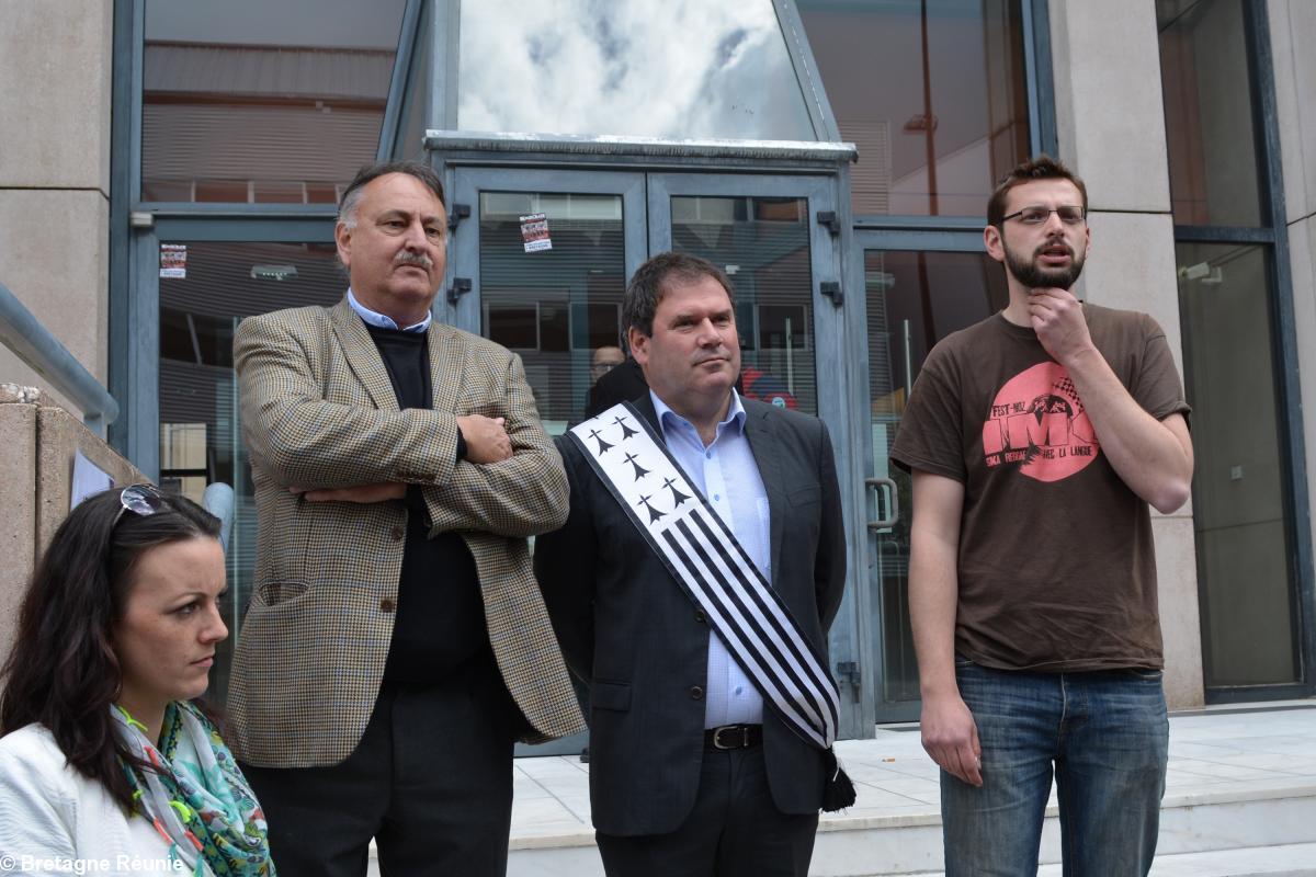 Rassemblement devant l'hôtel de Région des Pays de la Loire le 13 mai 2014 à Nantes. De g. à dr. Amélie Barrely, Jean-François Le Bihan, Christian Troadec et Jonathan Guillaume devant le Palais des PDL. Rassemblement devant l'hôtel de Région des Pays de la Loire le 13 mai 2014 à Nantes. De g. à dr. Amélie Barrely, Jean-François Le Bihan, Christian Troadec et Jonathan Guillaume devant le Palais des PDL.