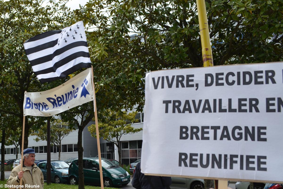 Rassemblement devant l'hôtel de Région des Pays de la Loire le 13 mai 2014 à Nantes. La couleur est affichée.