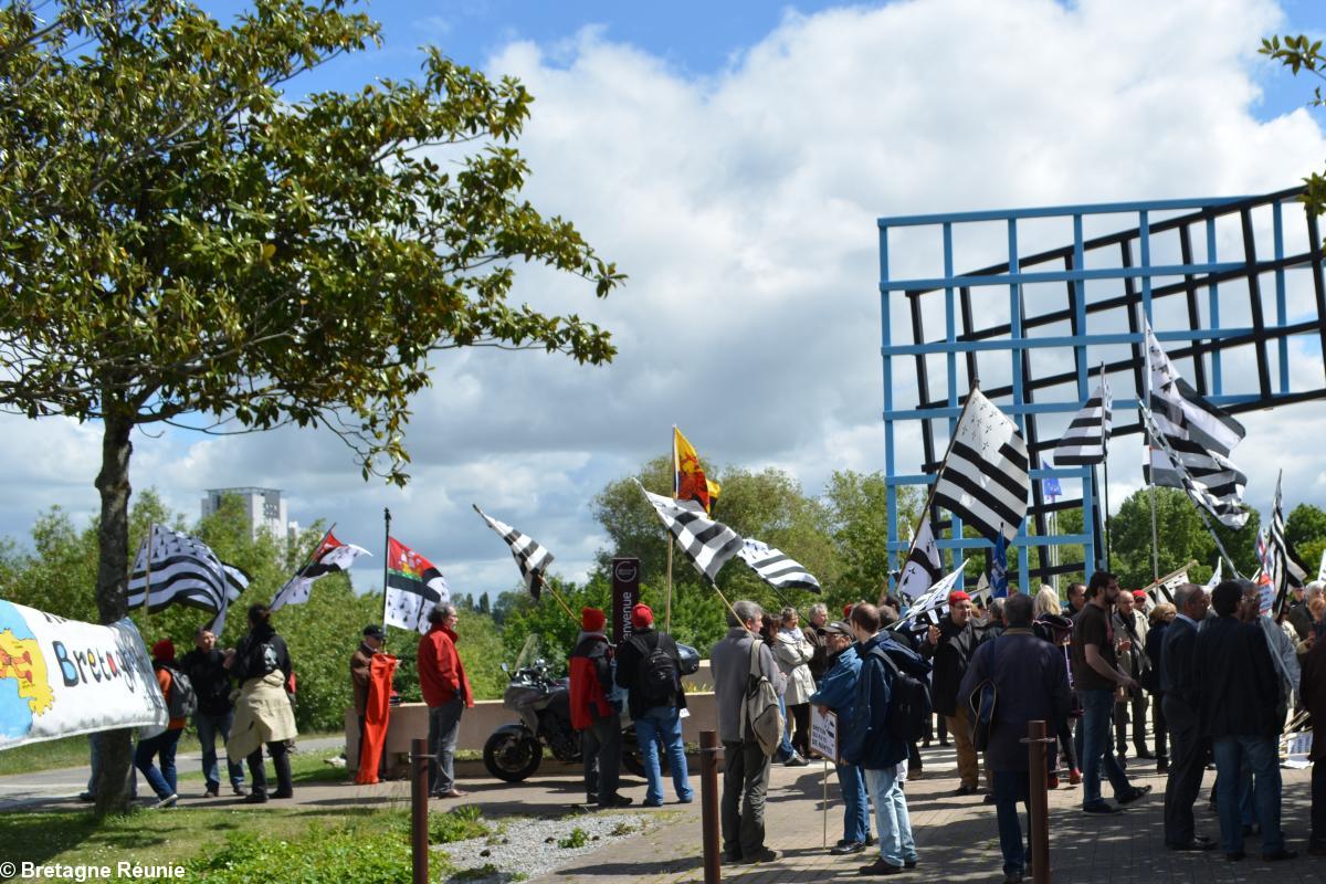 Rassemblement devant l'hôtel de Région des Pays de la Loire le 13 mai 2014 à Nantes. Rassemblement devant l'hôtel de Région des Pays de la Loire le 13 mai 2014 à Nantes.