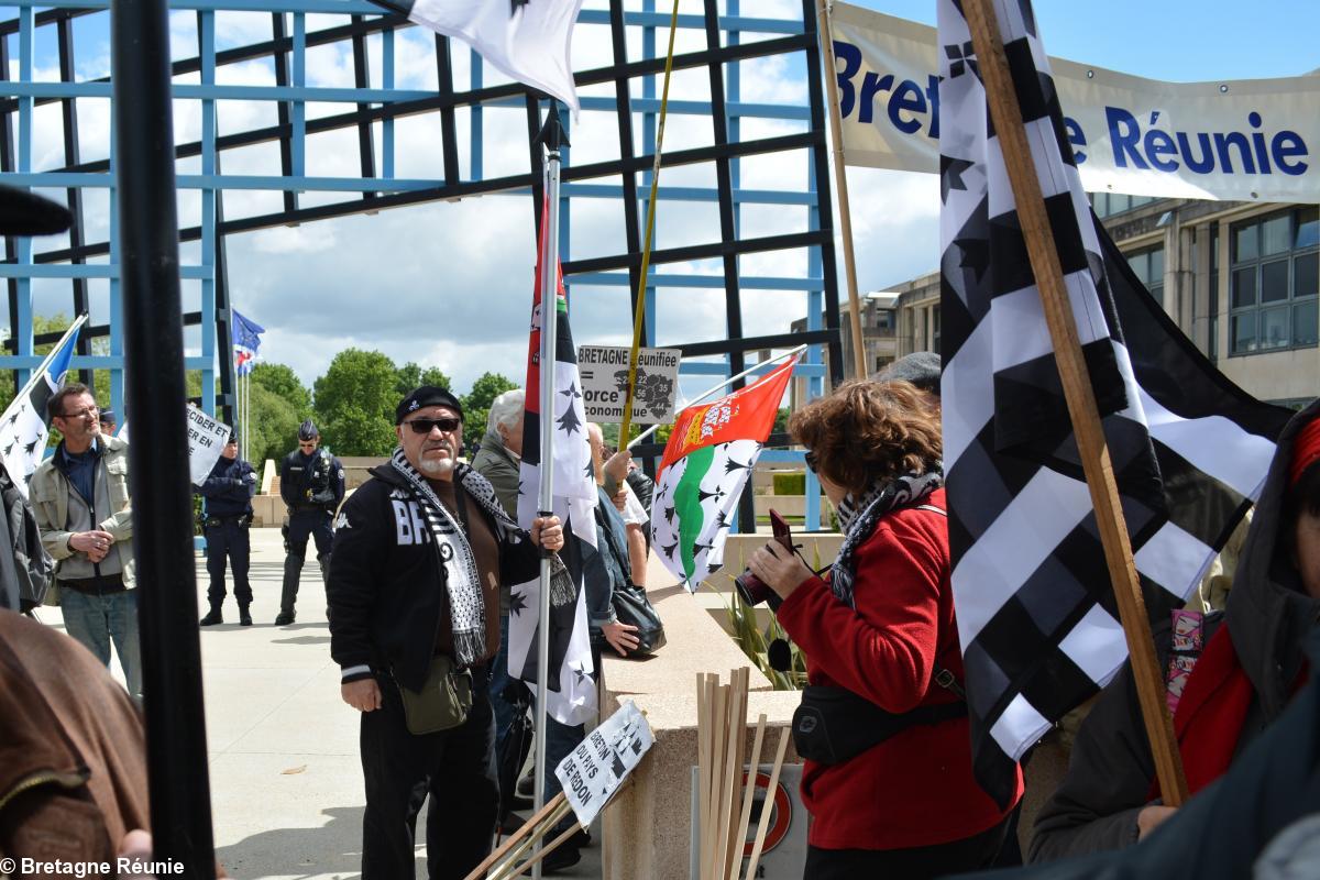 Rassemblement devant l'hôtel de Région des Pays de la Loire le 13 mai 2014 à Nantes. Rassemblement devant l'hôtel de Région des Pays de la Loire le 13 mai 2014 à Nantes.