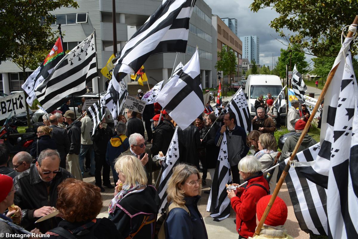 Rassemblement devant l'hôtel de Région des Pays de la Loire le 13 mai 2014 à Nantes. Rassemblement devant l'hôtel de Région des Pays de la Loire le 13 mai 2014 à Nantes.