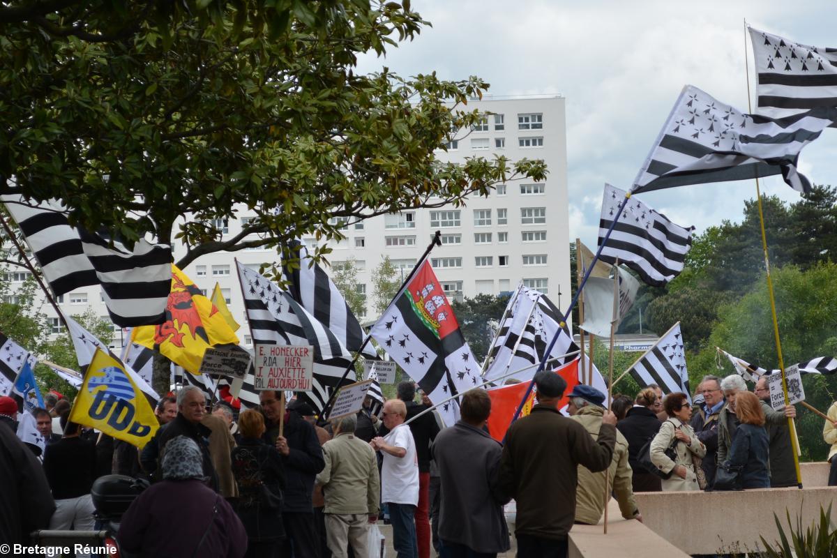 Rassemblement devant l'hôtel de Région des Pays de la Loire le 13 mai 2014 à Nantes. Rassemblement devant l'hôtel de Région des Pays de la Loire le 13 mai 2014 à Nantes.