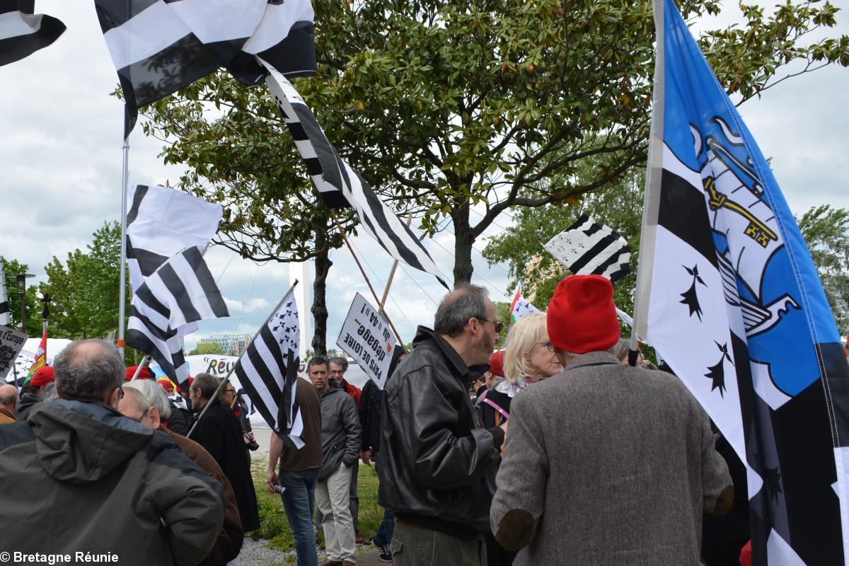 Rassemblement devant l'hôtel de Région des Pays de la Loire le 13 mai 2014 à Nantes. De Saint-Nazaire avec le drapeau de la Ville. Rassemblement devant l'hôtel de Région des Pays de la Loire le 13 mai 2014 à Nantes. De Saint-Nazaire avec le drapeau de la Ville.