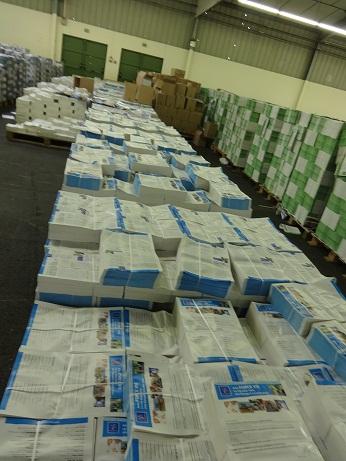 Circulaires de la liste Force Vie dans le Hall du Parc Expo d'Angers, avant le dispatching vers les mairies de la circonscription