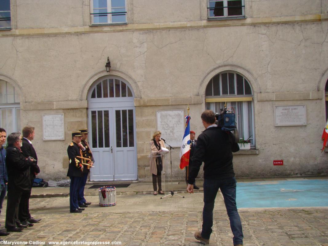 La presse s'empresse de se rapprocher... La presse s'empresse de se rapprocher...