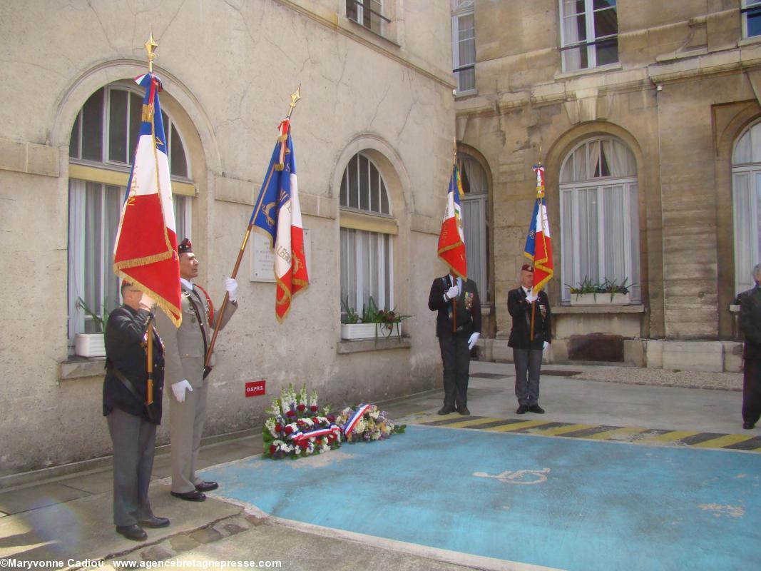 Les gerbes ont été déposées. Vue des porte-drapeaux. Les gerbes ont été déposées. Vue des porte-drapeaux.