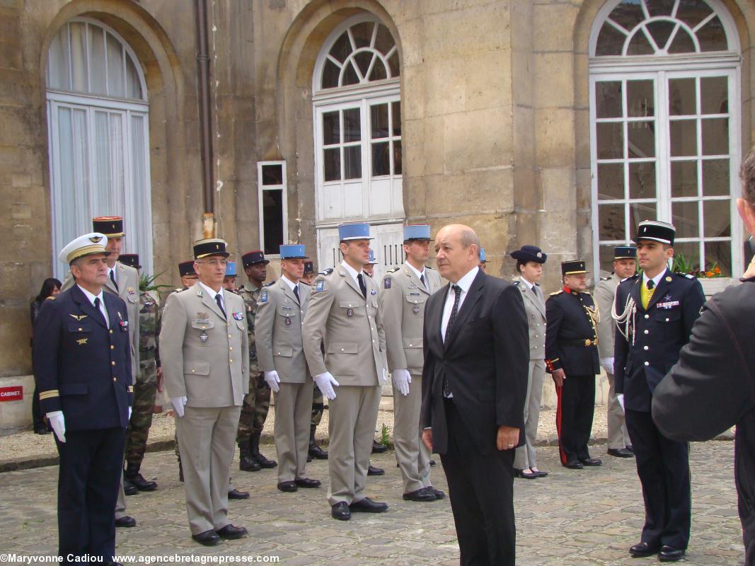 Jean-Yves Le Drian au ministère des Anciens combattants lors de l'hommage à Albert Aubry à Paris le 3 mai 2014. Jean-Yves Le Drian au ministère des Anciens combattants lors de l'hommage à Albert Aubry à Paris le 3 mai 2014.