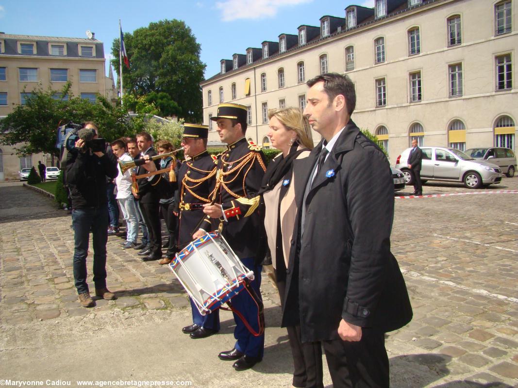 La sonnerie aux morts par deux musiciens de la Garde républicaine. Mme Briero et M. Le Goff. La sonnerie aux morts par deux musiciens de la Garde républicaine. Mme Briero et M. Le Goff.