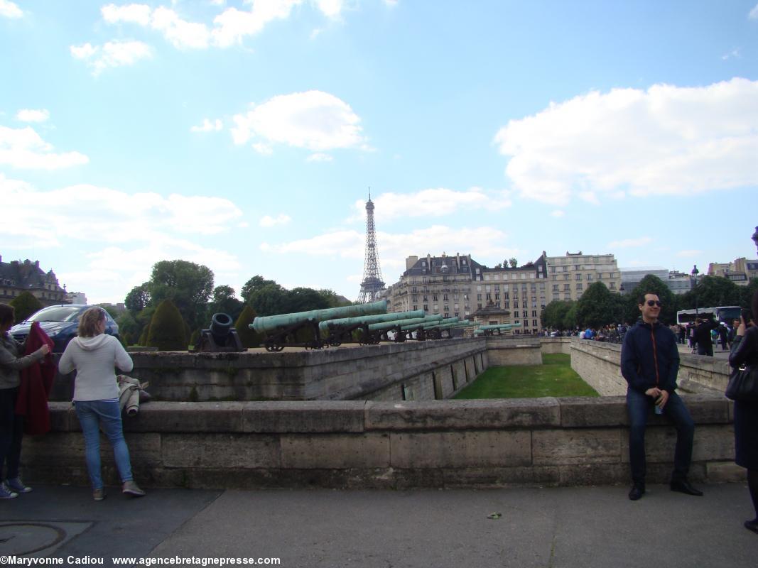 En approchant de l'Hôtel des Invalides. En approchant de l'Hôtel des Invalides.