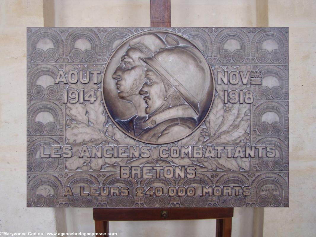 Aux Invalides la plaque de Louis-Henri Nicot de 1935 sur un chevalet pour la cérémonie. Aux Invalides la plaque de Louis-Henri Nicot de 1935 sur un chevalet pour la cérémonie.