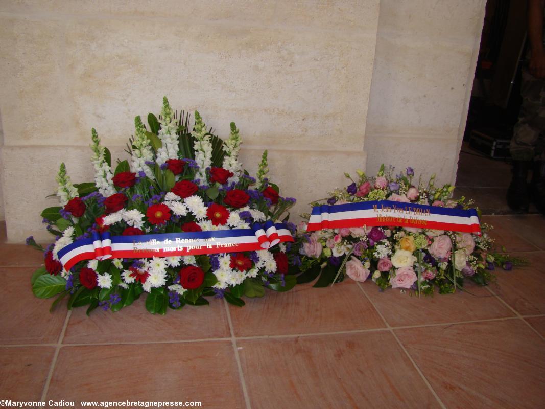 Aux Invalides les gerbes sont prêtes : Ville de Rennes et ministre. Aux Invalides les gerbes sont prêtes : Ville de Rennes et ministre.