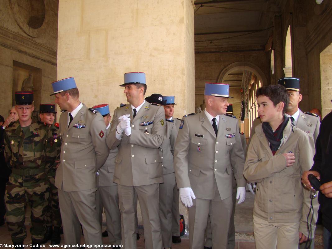 En gris et képi bleu, les militaires du régiment de Bruz. En gris et képi bleu, les militaires du régiment de Bruz.