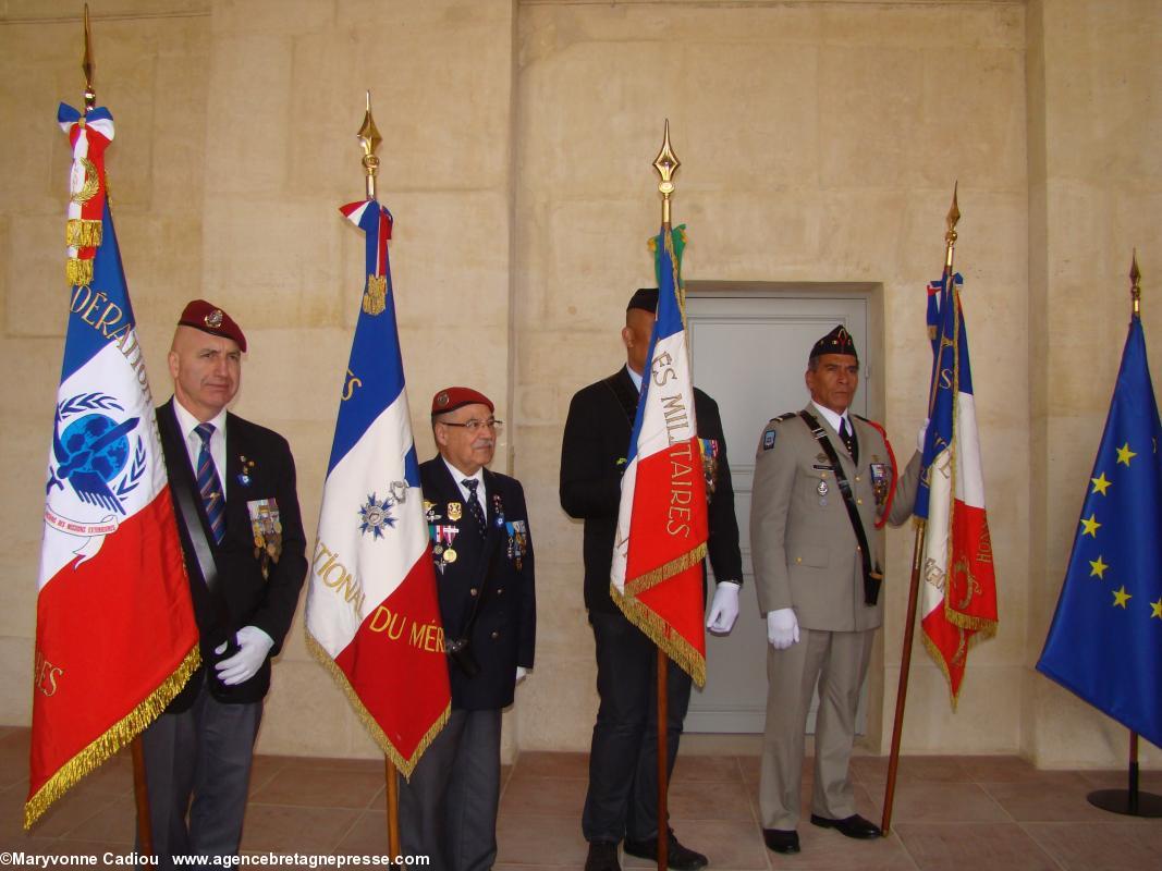 Les 4 porte-drapeaux des cérémonies de Paris. Les 4 porte-drapeaux des cérémonies de Paris.