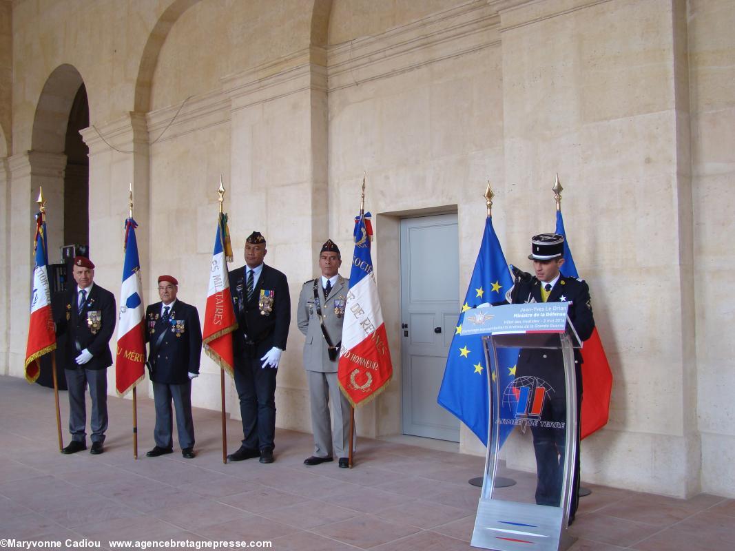 Un militaire apporte le texte que lira le ministre. Un militaire apporte le texte que lira le ministre.