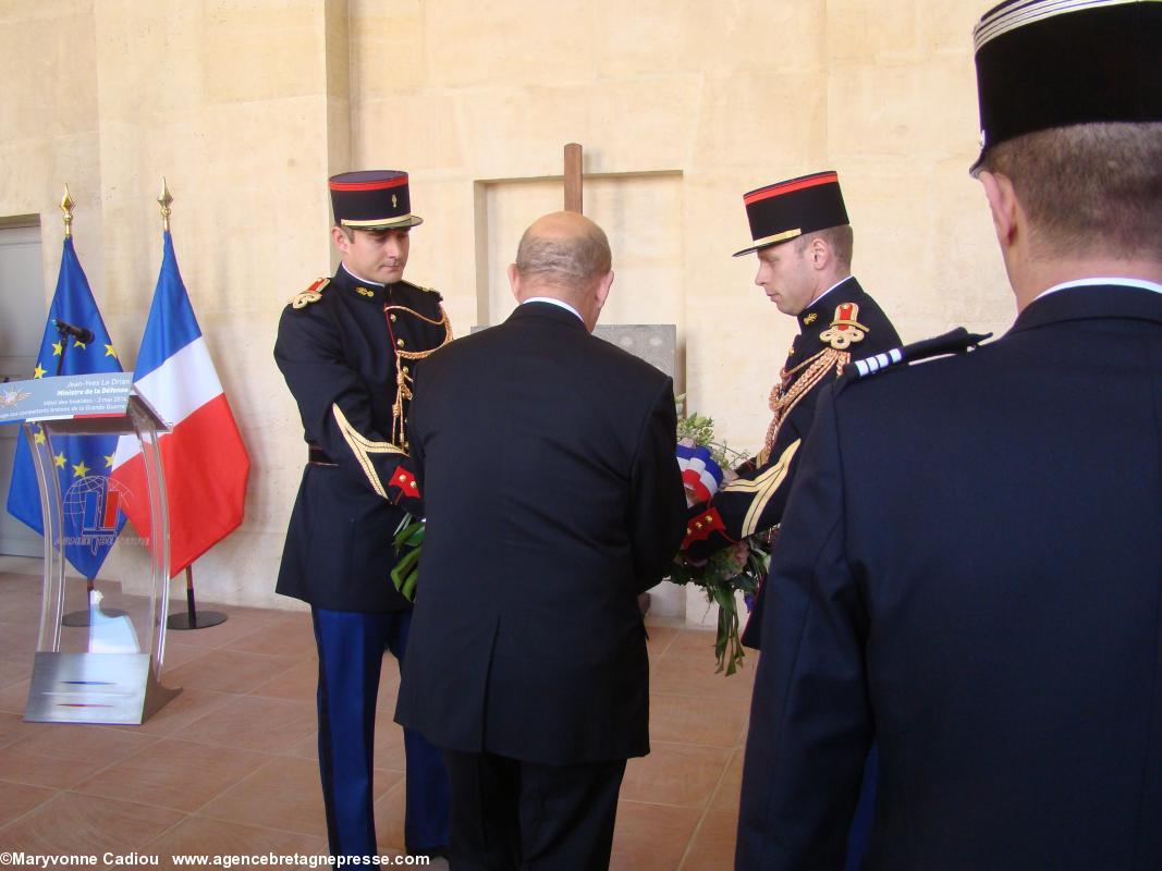 Après madame Briero pour la Ville de Rennes, le ministre dépose sa gerbe. Après madame Briero pour la Ville de Rennes, le ministre dépose sa gerbe.