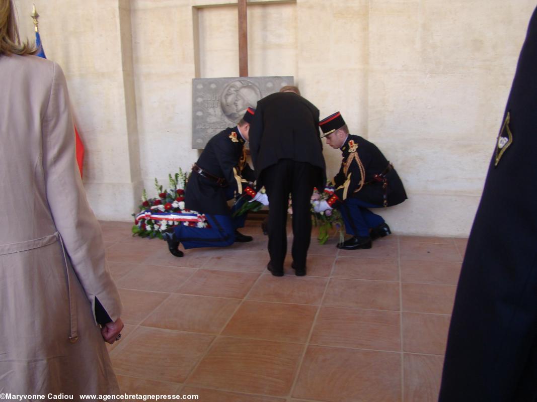 Le ministre dépose sa gerbe. Le ministre dépose sa gerbe.