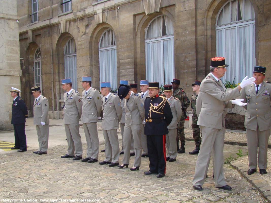 En gris et képi bleu, les militaires du régiment de Bruz. Au premier rang en noir le sonneur de cornemuse sans sa cormemuse. En gris et képi bleu, les militaires du régiment de Bruz. Au premier rang en noir le sonneur de cornemuse sans sa cormemuse.