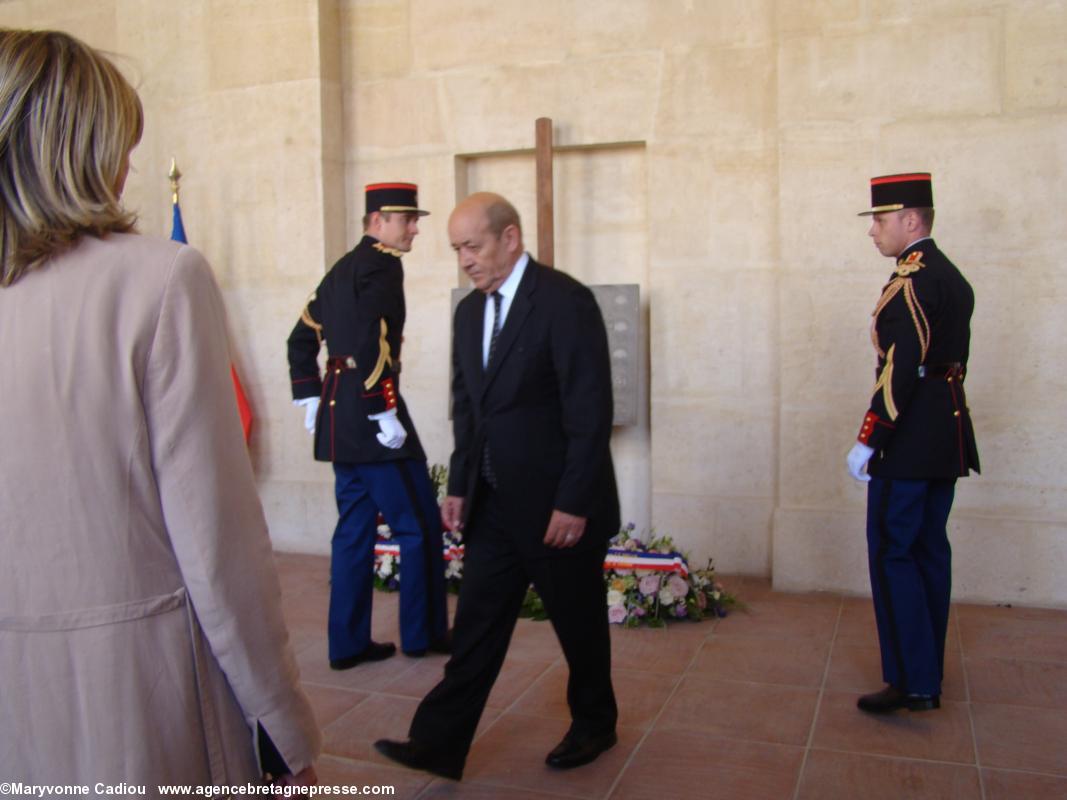 Le ministre a déposé sa gerbe. De dos madame Briero. Le ministre a déposé sa gerbe. De dos madame Briero.