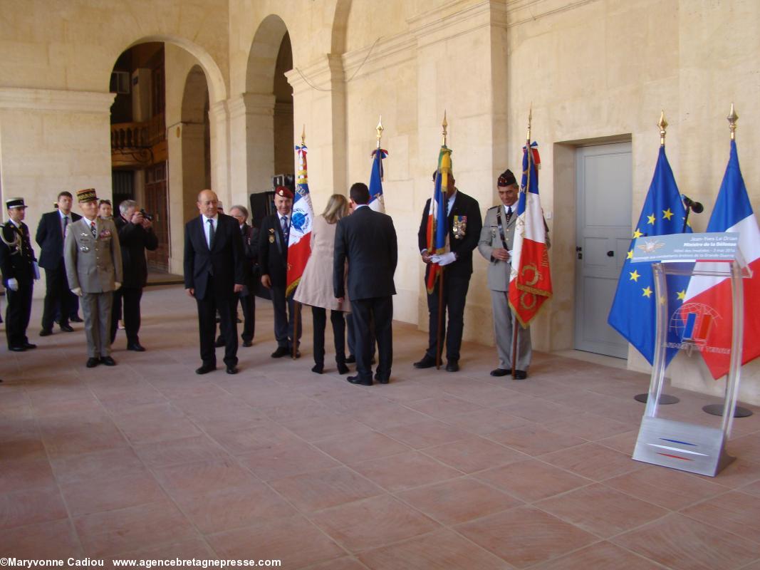Le ministre, madame Briero et monsieur Le Goff vont saluer les porte-drapeaux. Le ministre, madame Briero et monsieur Le Goff vont saluer les porte-drapeaux.