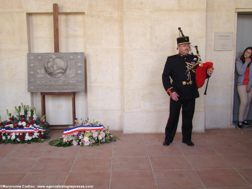 Pendant que le sonneur de cornemuse Jean-Pierre Lemoine, du régiment de musique de Rennes, jouera <i>The water is wide</i>. Pendant que le sonneur de cornemuse Jean-Pierre Lemoine, du régiment de musique de Rennes, jouera <i>The water is wide</i>.