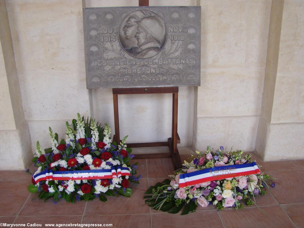 Les gerbes au pied de la plaque aux 240.000 morts bretons de la Grande Guerre. Les gerbes au pied de la plaque aux 240.000 morts bretons de la Grande Guerre.