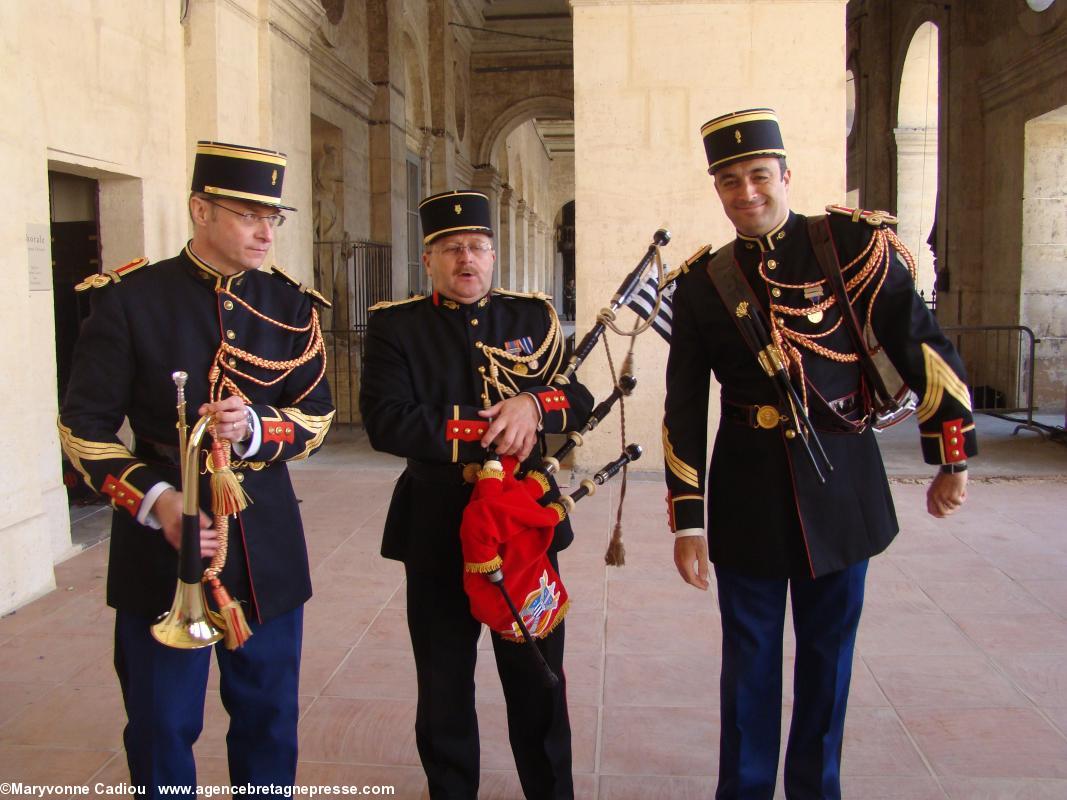 Le seul drapeau breton autorisé (ou toléré ?) est celui d'un bourdon de la cornemuse de Jean-Pierre Lemoine. Le seul drapeau breton autorisé (ou toléré ?) est celui d'un bourdon de la cornemuse de Jean-Pierre Lemoine.