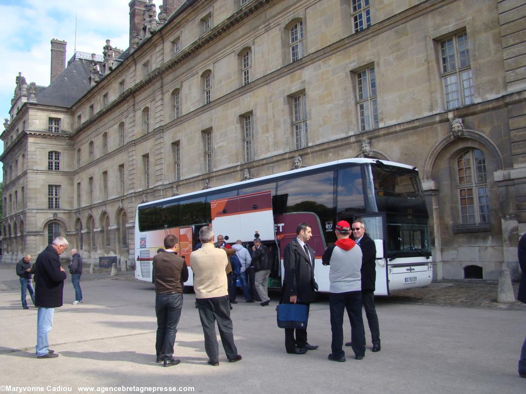 Le car venu de Rennes attend ses passagers pour se rendre au stade de France pour le match Rennes-Guingamp de finale de la coupe de France du soir. Le car venu de Rennes attend ses passagers pour se rendre au stade de France pour le match Rennes-Guingamp de finale de la coupe de France du soir.