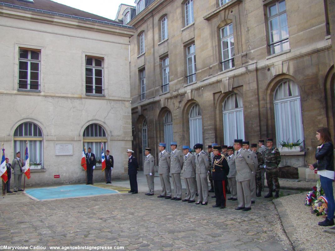 En gris et képi bleu, les militaires du régiment de Bruz. Au premier rang le sonneur de cornemuse dont il jouera aux Invalides. En gris et képi bleu, les militaires du régiment de Bruz. Au premier rang le sonneur de cornemuse dont il jouera aux Invalides.