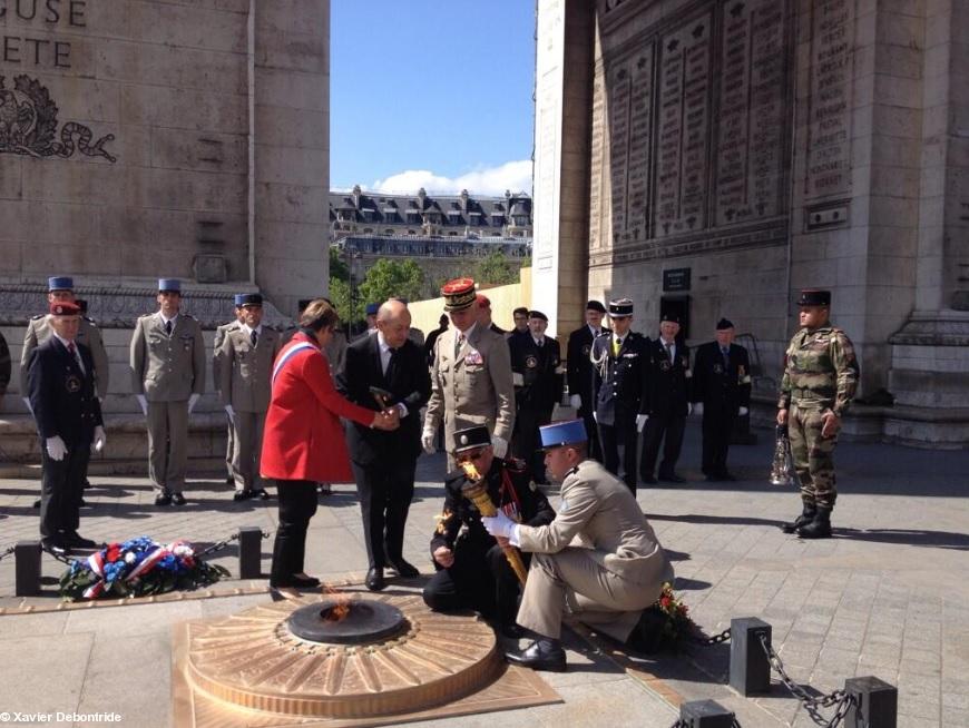 Retour sur la cérémonie à l'Arc de Triomphe le midi. Photo Xavier Debontride mise sur twitter. Retour sur la cérémonie à l'Arc de Triomphe le midi. Photo Xavier Debontride mise sur twitter.