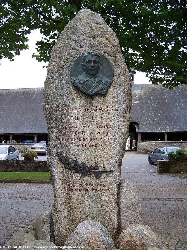 Monument à Jean-Corentin Carré au Faouët, érigé par souscription publique. Au fond les halles. Monument à Jean-Corentin Carré au Faouët, érigé par souscription publique. Au fond les halles.