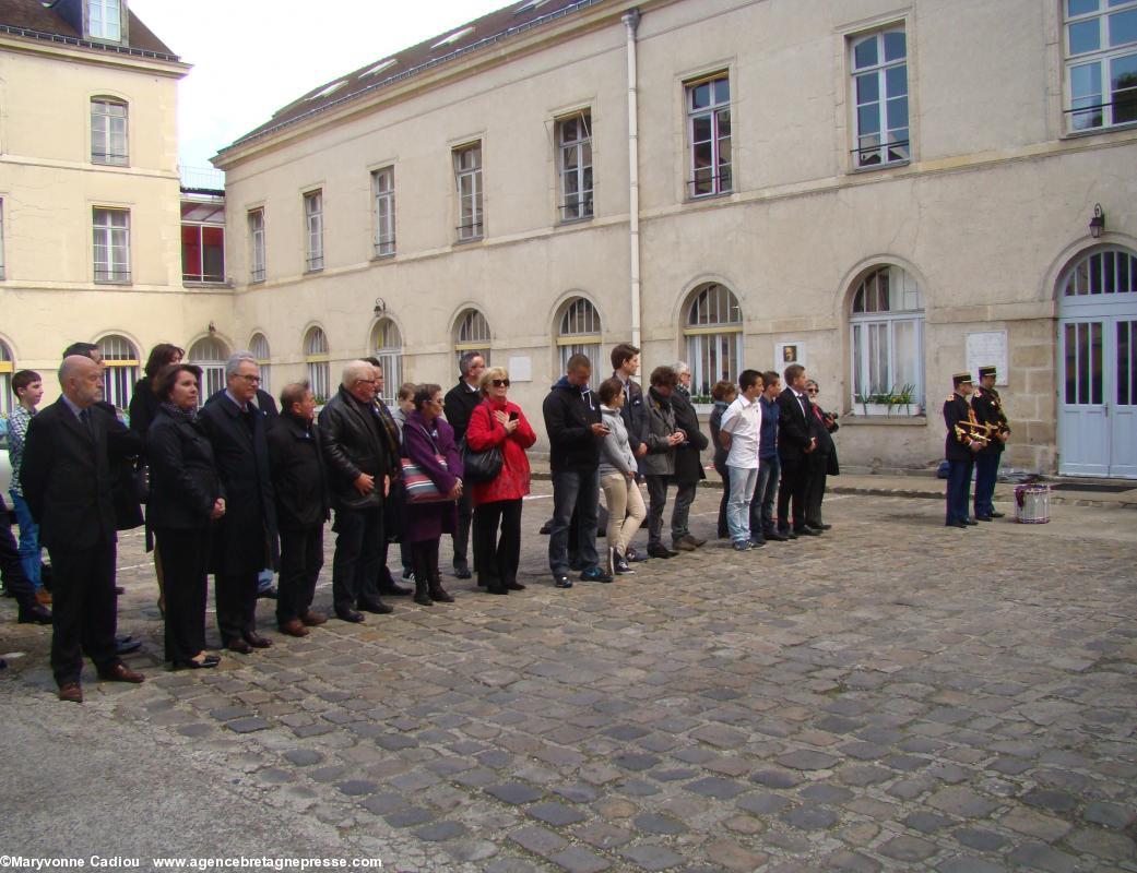 Famille d'Albert Aubry, amis et relations se tiennent discrètement dans le public. Famille d'Albert Aubry, amis et relations se tiennent discrètement dans le public.