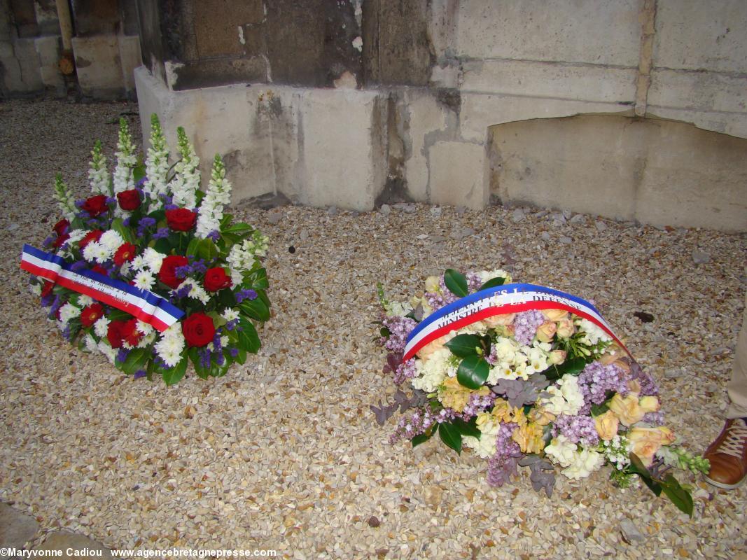 Les gerbes à Albert Aubry sont prêtes. Ville de Rennes et ministre de la Défense. Les gerbes à Albert Aubry sont prêtes. Ville de Rennes et ministre de la Défense.